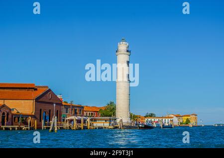 Der Turm des Leuchtturms auf der Insel der Glasbläser von Murano - Venedig, Italien Stockfoto