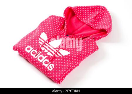 Adidas Originals Kapuzenpullover isoliert auf weißem Hintergrund. Stockfoto