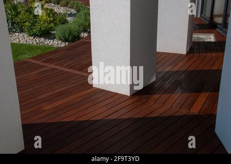 Hartholz-Ipe-Terrasse, eine frisch bemalte und gebeizte Holzterrasse auf der Außenterrasse des modernen Hausdesigns Stockfoto