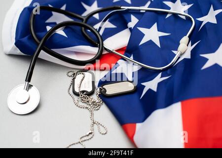 Armeeabzeichen auf dem Hintergrund der amerikanischen Flagge, Stethoskop Stockfoto