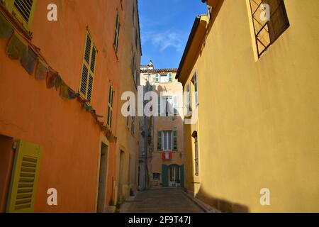 Typische Häuser im Provençal-Stil mit ockerfarbenen Stuckwänden im historischen Zentrum von Saint-Tropez, an der französischen Riviera. Stockfoto