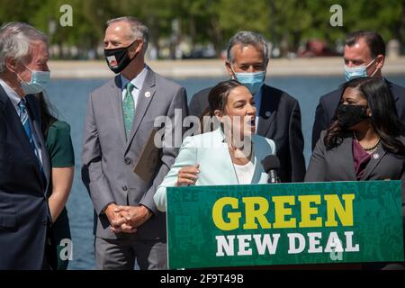 Die Vertreterin der Vereinigten Staaten, Alexandria Ocasio-Cortez (Demokratin von New York), hält am Dienstag, den 20. April 2021, auf einer Pressekonferenz zur Wiedereinführung des Green New Deal vor dem US-Kapitol in Washington, DC, eine Rede. Kredit: Rod Lamkey/CNP Verwendung weltweit Stockfoto