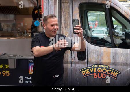 Frech, Deutschland. April 2021. Willi HERREN, Schauspieler und Sänger, eröffnet sein Rievkooche Bud, Präsentation und Eröffnung von Willi HerrenÕs Rievkooche Bud, seinem Kartoffelfritter in Frechen, Fotogelegenheit am 16. April 2021 in Frechen, zur weltweiten Nutzung Quelle: dpa/Alamy Live News Stockfoto