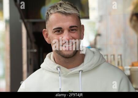 Frech, Deutschland. April 2021. Präsentation und Eröffnung von Willi HerrenÕs Rievkooche Bud, seiner Snack-Bar in Frechen, Fotogelegenheit am 16. April 2021 in Frechen, weltweite Nutzung Quelle: dpa/Alamy Live News Stockfoto