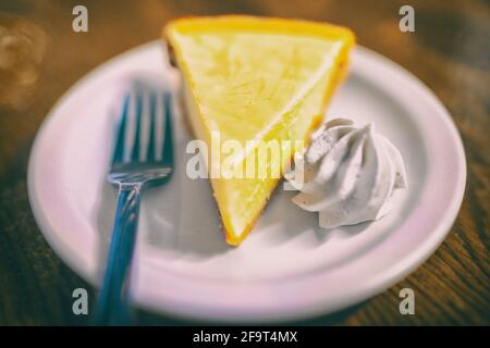 Key Lime Pie Slice im Florida Restaurant in den Keys. Weltberühmte amerikanische traditionelle Dessert hausgemacht, mit Schlagsahne Belag auf der Seite Stockfoto