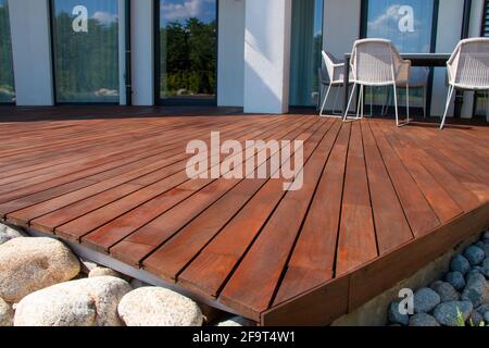 IPE Holzterrasse, modernes Haus-Design mit Holzterrasse, niedriger Winkel Blick auf tropische Holzterrasse Stockfoto