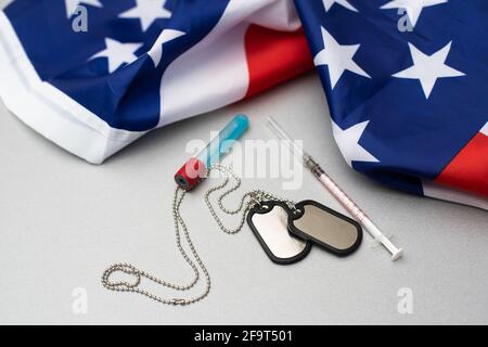 Armeeabzeichen auf dem Hintergrund der amerikanischen Flagge, Medizin Stockfoto