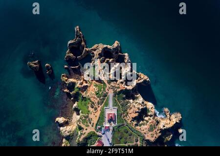 Luftbild der malerischen Landzunge Ponta da Piedade mit den schönen Klippen und dem Leuchtturm in Lagos, Algarve, Portugal Stockfoto
