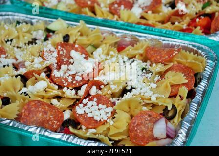 Nahaufnahme von italienischem Nudelsalat bei einem Picknick Stockfoto