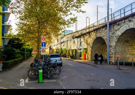Blick auf ein Café unter dem viadukt von letten in Die grösste Stadt der schweiz zürich Stockfoto