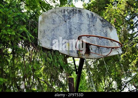 Sehr alter vergangener Basketballkorb, der auseinanderfällt Stockfoto