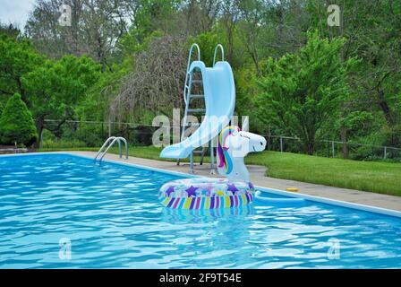 einhorn aufblasbar schwimmend in einem Hinterhof Schwimmbad Stockfoto