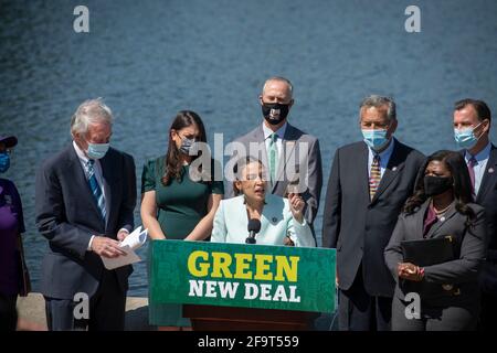 Die Vertreterin der Vereinigten Staaten, Alexandria Ocasio-Cortez (Demokratin von New York), hält am Dienstag, den 20. April 2021, auf einer Pressekonferenz zur Wiedereinführung des Green New Deal vor dem US-Kapitol in Washington, DC, eine Rede. Kredit: Rod Lamkey/CNP /MediaPunch Stockfoto