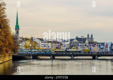 Eine Straßenbahn überquert in Zürich in der Reihenfolge die Bahnhofbrücke Weiter auf dem Weg zum Hauptbahnhof Stockfoto