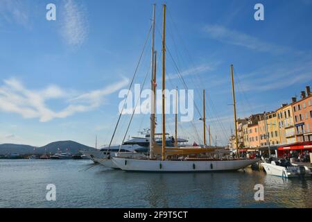 Malerischer Blick auf den Alten Hafen mit der malerischen Provençal-Architektur und klassischen Segelbooten in Saint-Tropez, an der französischen Riviera. Stockfoto