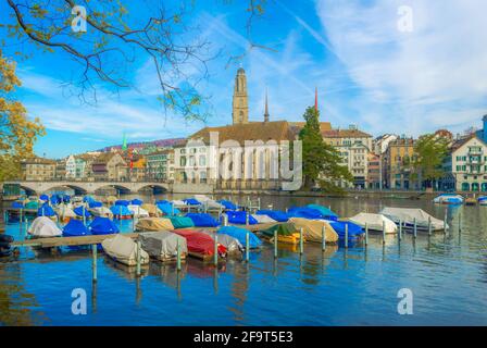 Einige Boote sind Verankerung an der Limmat in Zürich mit berühmten grossmünster Kathedrale hinter Ihnen Stockfoto