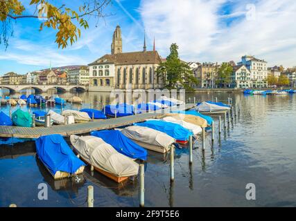 Einige Boote sind Verankerung an der Limmat in Zürich mit berühmten grossmünster Kathedrale hinter Ihnen Stockfoto