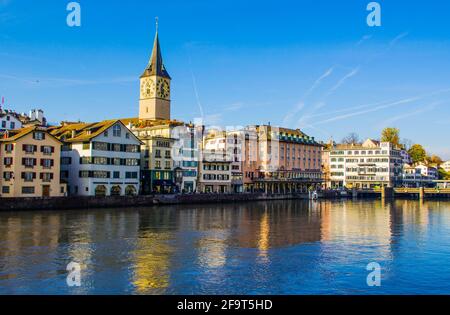 Historisches Zürcher Stadtzentrum an der Limmat an einem sonnigen Tag mit Wolken im Herbst, Kanton Zürich, Schweiz Stockfoto