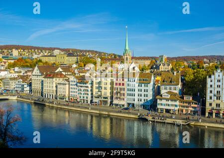 Panoramablick auf das Ostufer der Limmat in Zürich, mit der Predigerkirche und der Grossmünster-Kirche Stockfoto