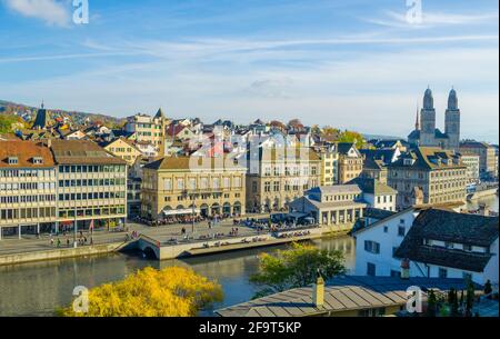 Panoramablick auf das Ostufer der Limmat in Zürich, mit der Predigerkirche und der Grossmünster-Kirche Stockfoto