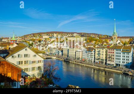 Panoramablick auf das Ostufer der Limmat in Zürich, mit der Predigerkirche und der Grossmünster-Kirche Stockfoto
