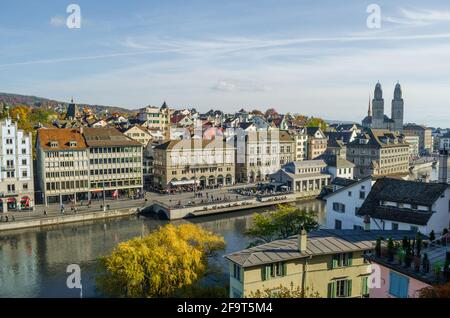Panoramablick auf das Ostufer der Limmat in Zürich, mit der Predigerkirche und der Grossmünster-Kirche Stockfoto