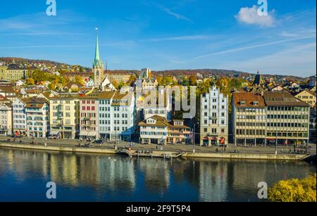 Panoramablick auf das Ostufer der Limmat in Zürich, mit der Predigerkirche und der Grossmünster-Kirche Stockfoto