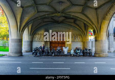 Verschiedene Motorräder parken unter einer Brücke neben der urania Gebäude in der schweizer Stadt zürich Stockfoto