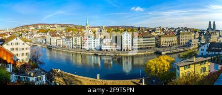Panoramablick auf das Ostufer der Limmat in Zürich, mit der Predigerkirche und der Grossmünster-Kirche Stockfoto