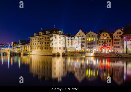 Beleuchtete Rathaus und Limmat-Ufer am Abend, Zürich, Schweiz Stockfoto