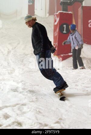 BEN SKINNER SNOW SURFING AM XSCAPE MILTON KEYNES .19/1/06 TOM PILSTON Stockfoto