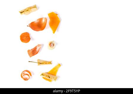 Küchenabfälle flache Lage von Obst und Gemüse schält auf einem weißen Hintergrund mit Kopieplatz. Stockfoto