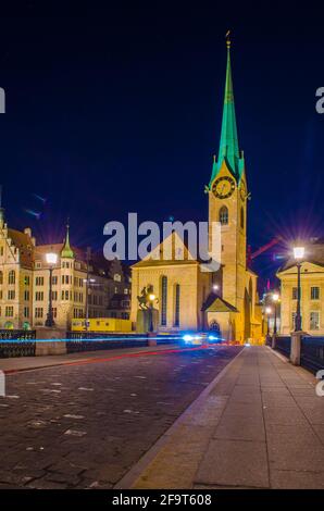 Nachtansicht des grossmünster Doms und der münsterbrücke in der schweizer Stadt zürich Stockfoto