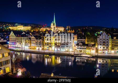 Panoramablick auf das Ostufer der Limmat, mit der Predigerkirche und der Zürcher Universität in Zürich, Schweiz Stockfoto