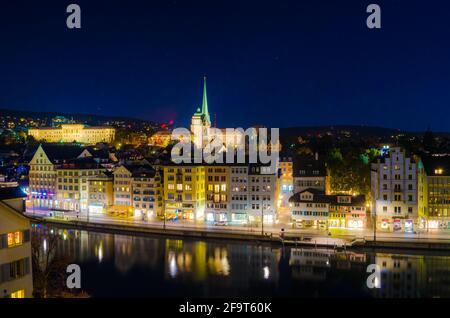Panoramablick auf das Ostufer der Limmat, mit der Predigerkirche und der Zürcher Universität in Zürich, Schweiz Stockfoto