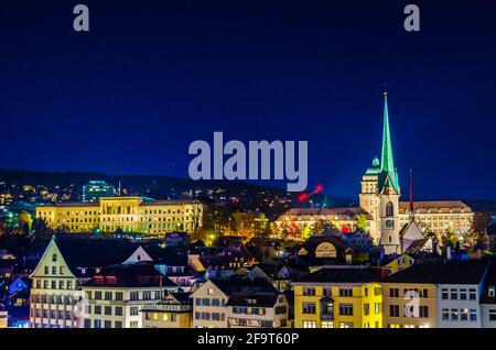 Panoramablick auf das Ostufer der Limmat, mit der Predigerkirche und der Zürcher Universität in Zürich, Schweiz Stockfoto