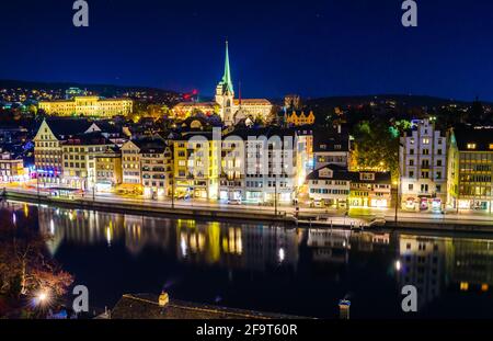 Panoramablick auf das Ostufer der Limmat, mit der Predigerkirche und der Zürcher Universität in Zürich, Schweiz Stockfoto