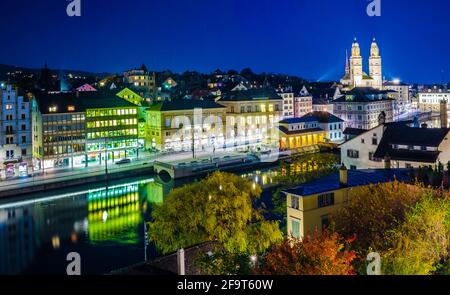 Panoramablick auf das Ostufer der Limmat mit der Grossmünster-Kirche und der münsterbrücke in Zürich, Schweiz Stockfoto