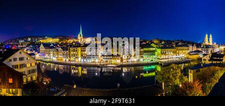 Panoramablick auf das Ostufer der Limmat mit der Universitäts-Predigerkirche und der Grossmünster-Kirche und der münsterbrücke in Zürich, Schweiz Stockfoto