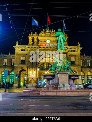 Nachtansicht des Hauptbahnhofs in zürich und Statue von alfred escher Stockfoto