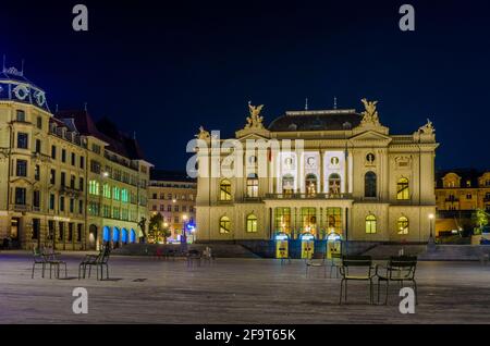 Nachtansicht des beleuchteten Operngebäudes in der schweiz Stadt zürich Stockfoto