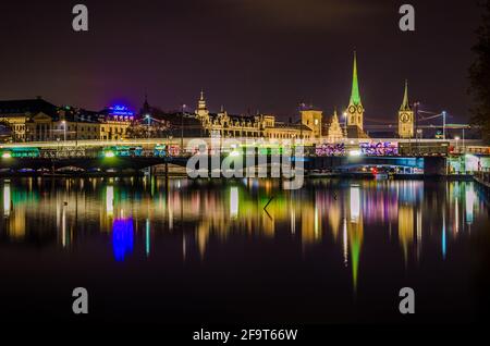 Nachtansicht der beleuchteten Skyline der schweizer Stadt zürich Aufgenommen von der Promenade entlang des zürichsees Stockfoto