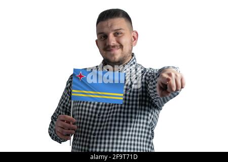 Weißer Kerl mit einer Flagge von Aruba und zeigt isoliert auf weißem Hintergrund nach vorne vor ihm. Stockfoto