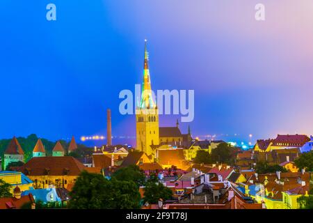 Luftaufnahme der Altstadt von Tallin, dominiert von der Kirche Saint Olaf in der Nacht, estland. Stockfoto