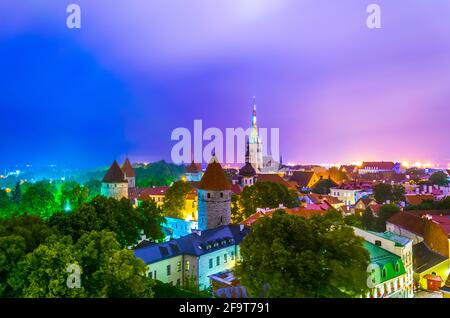 Luftaufnahme der Altstadt von Tallin, dominiert von der Kirche Saint Olaf in der Nacht, estland. Stockfoto