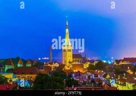 Luftaufnahme der Altstadt von Tallin, dominiert von der Kirche Saint Olaf in der Nacht, estland. Stockfoto