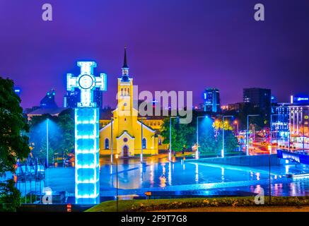 Nachtansicht des Freiheitskreuzes auf dem Platz der Freiheit in Tallin, Estland. Stockfoto