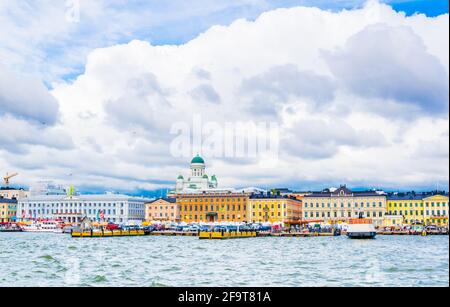 Blick auf den Hafen von Helsinki mit der Kathedrale von Helsinki im Hintergrund, Finnland. Stockfoto