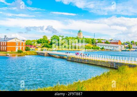 XnBlick auf eine Brücke, die die Insel des suomenlinna-Archipels in Finnland verbindet. Stockfoto