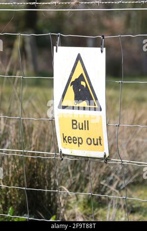 Schottland, Ayrshire, Auchinleck House, Warnschild am Fence Bull Keep Out 16 Apr 2021 Stockfoto